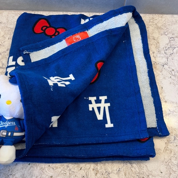 New Hello Kitty Sanrio  Towel and Doll from Los Angeles  Dodgers - Picture 5 of 8